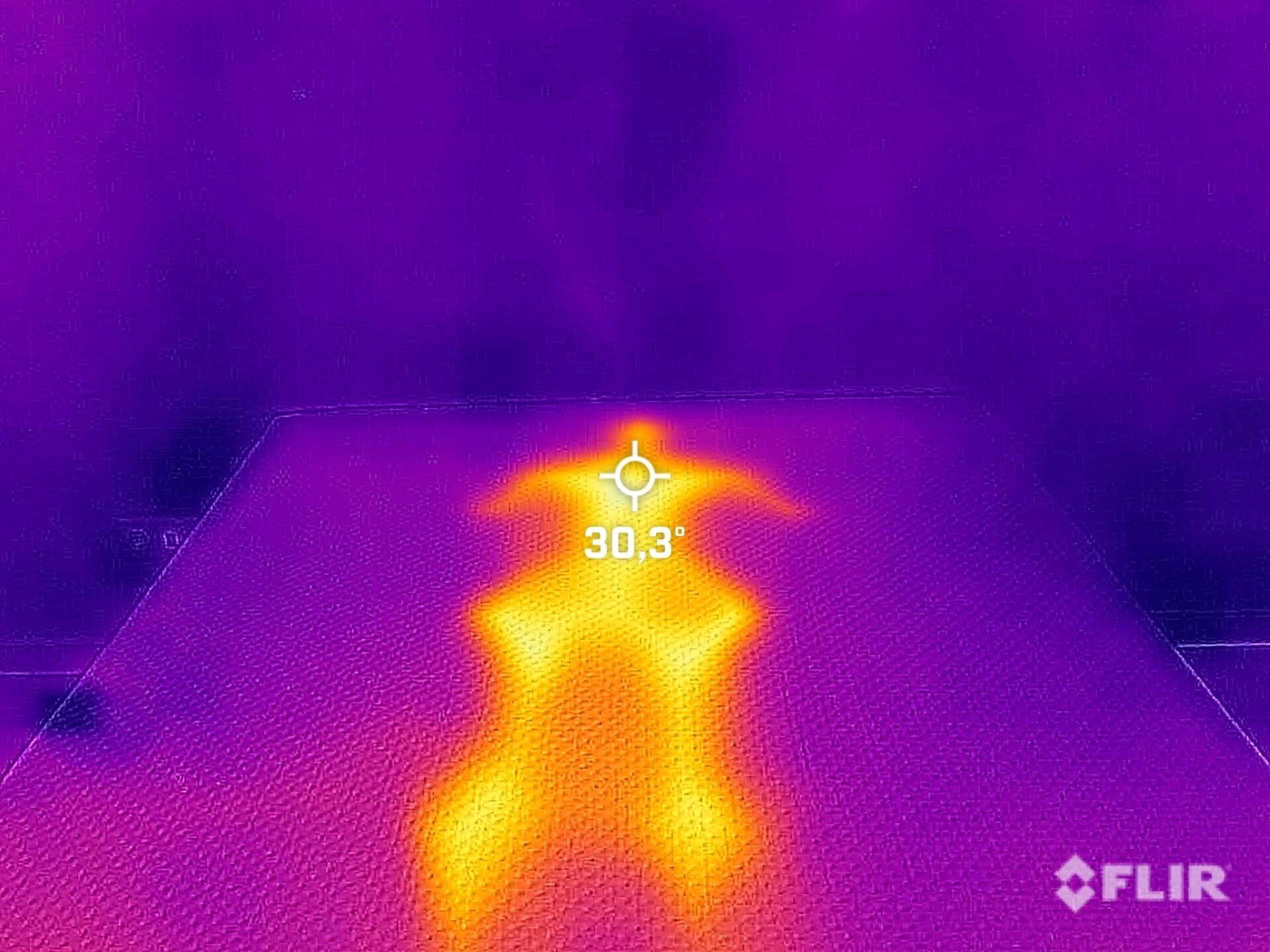 imagem de um sensor de calor registrando a temperatura de 30,3ºC com alguem deitado no colchão